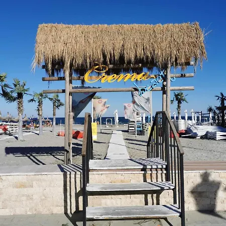 Apartament Blackandwhite Mamaia Nord 아파트